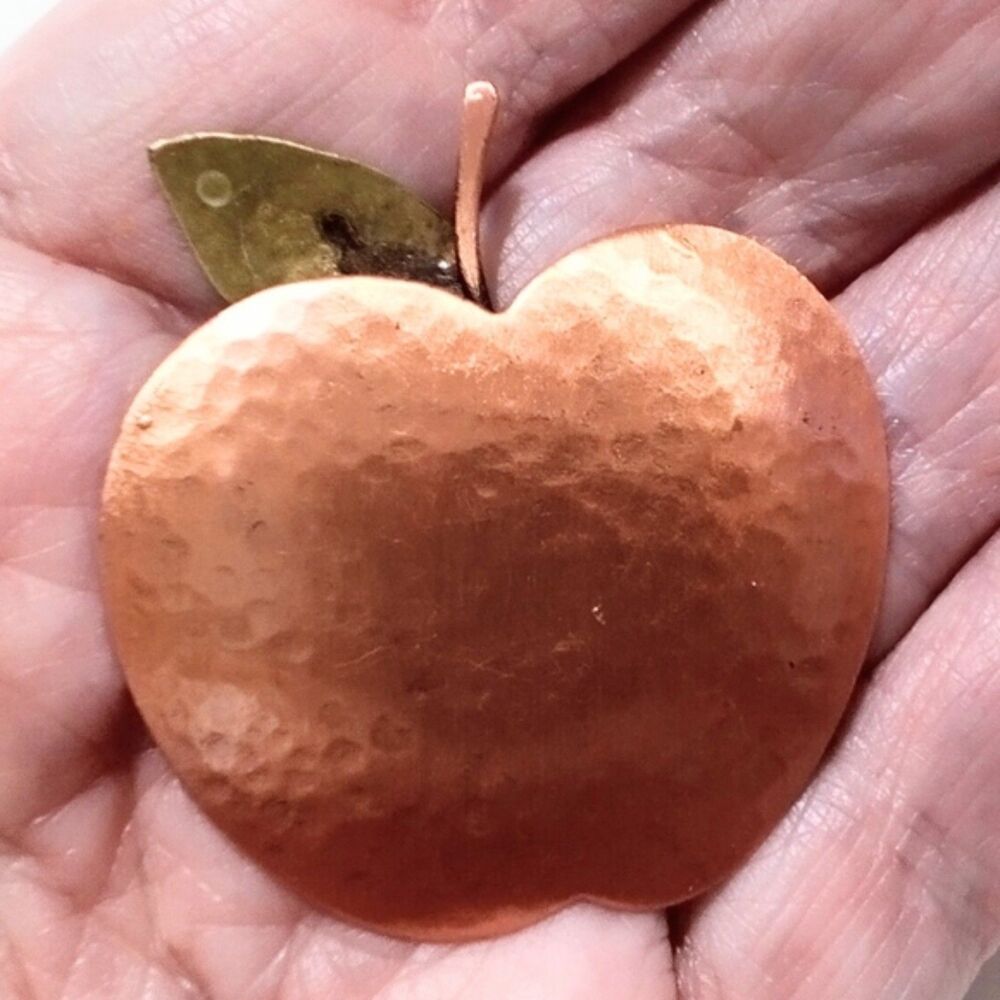 Vintage Hammered Copper and Brass Apple Brooch - Picture 5 of 6